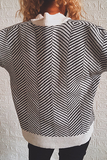 Suéter informal con cuello en V y hebilla dividida a rayas