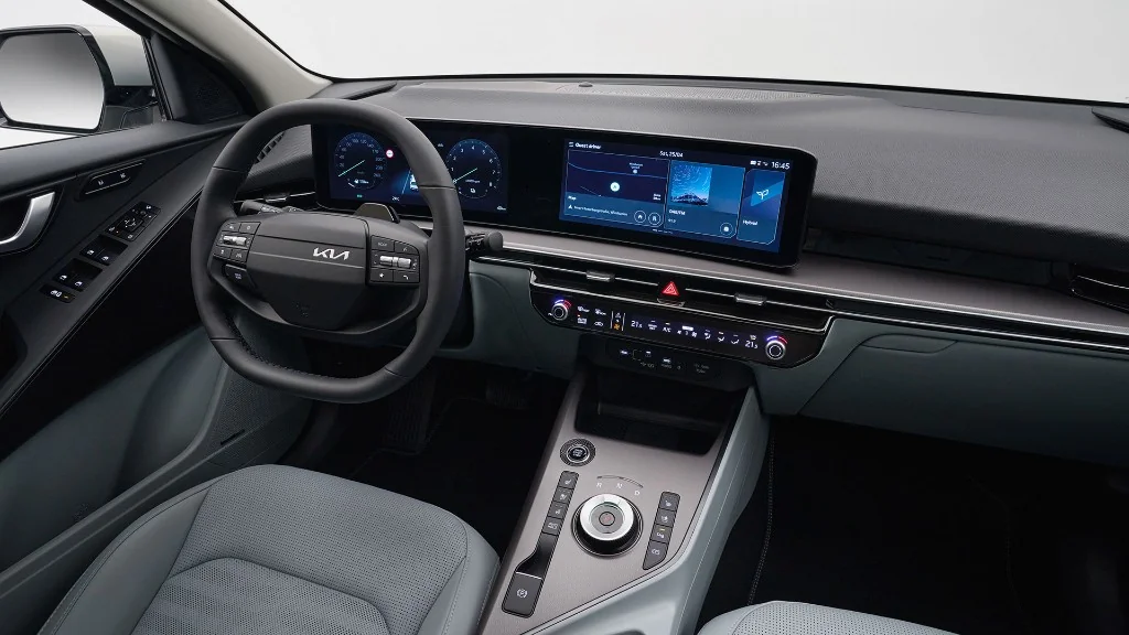 The interior of the new Kia Niro with 2×12.3 inch panoramic screen