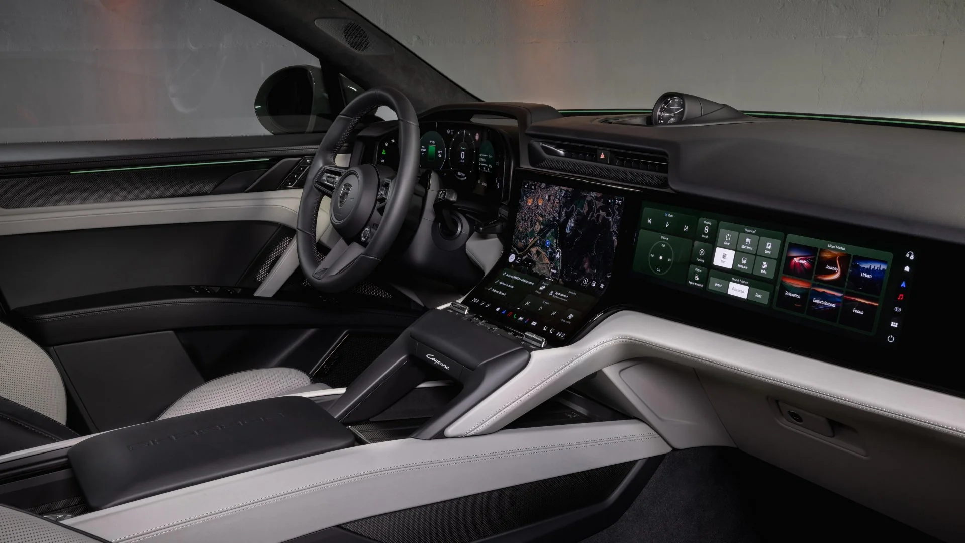 power of 1,156 HP and autonomy of up to 809 km