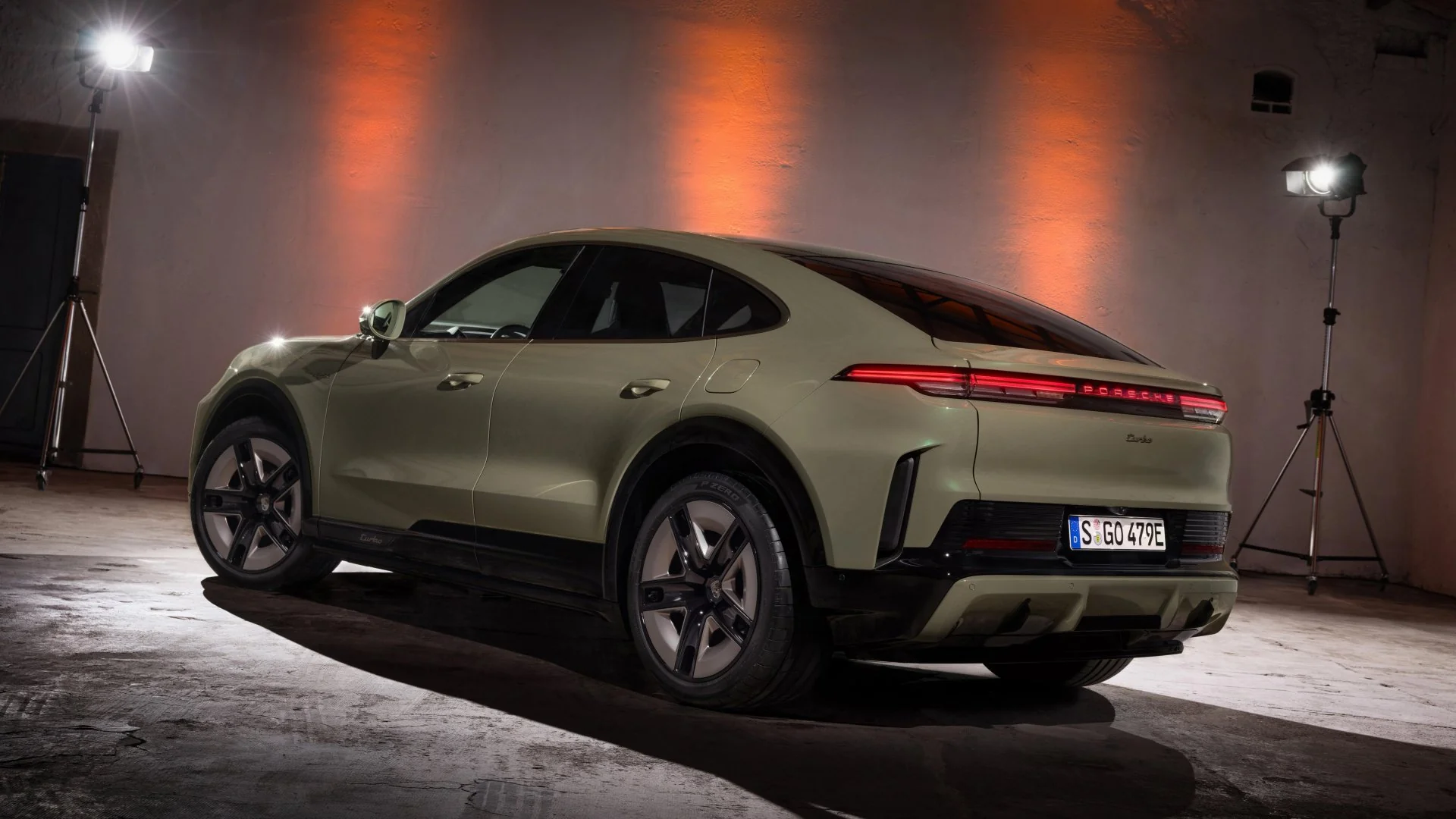 power of 1,156 HP and autonomy of up to 809 km