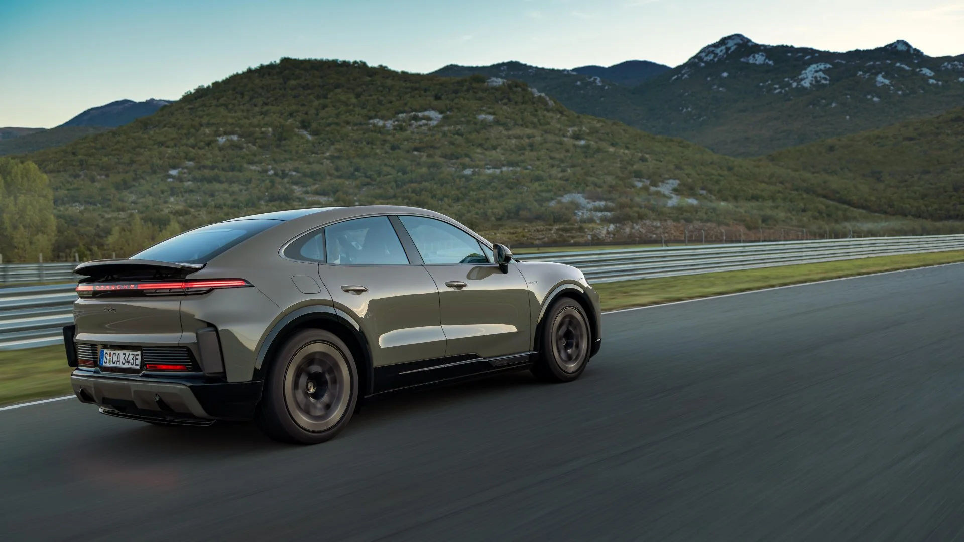 power of 1,156 HP and autonomy of up to 809 km