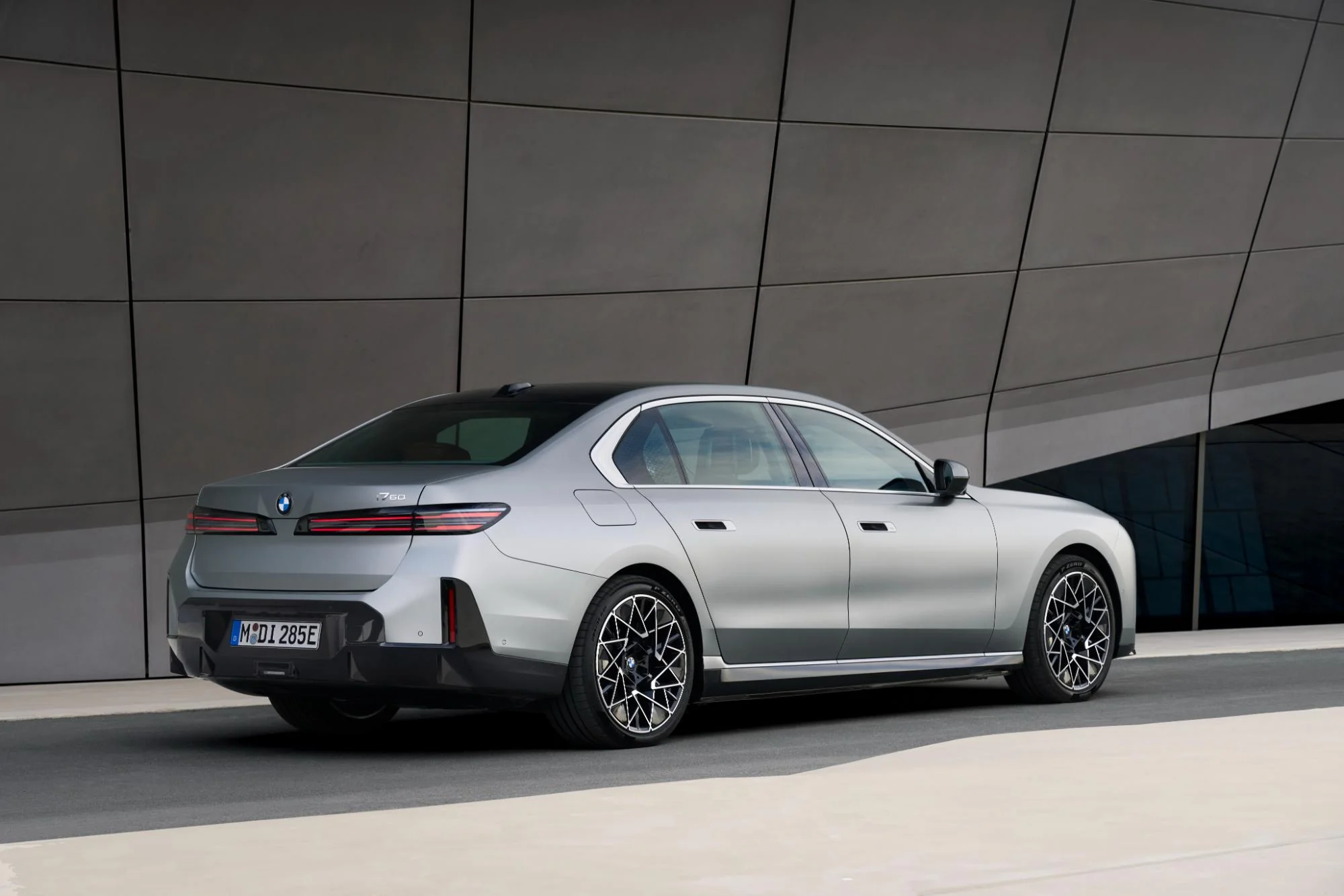 The new BMW 7 Series restyling with a screen for the passenger and a range of 727 km in the electric version