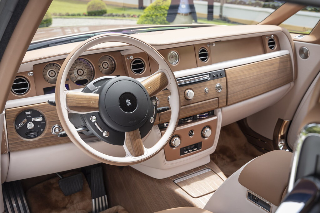 Rolls Royce interior boat tail (1)