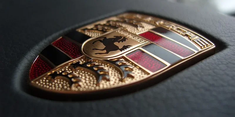 Porsche_emblem_on_a_steering wheel
