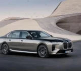 The new BMW 7 Series restyling with a screen for the passenger and a range of 727 km in the electric version