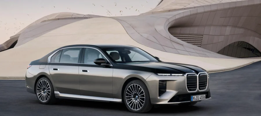 The new BMW 7 Series restyling with a screen for the passenger and a range of 727 km in the electric version